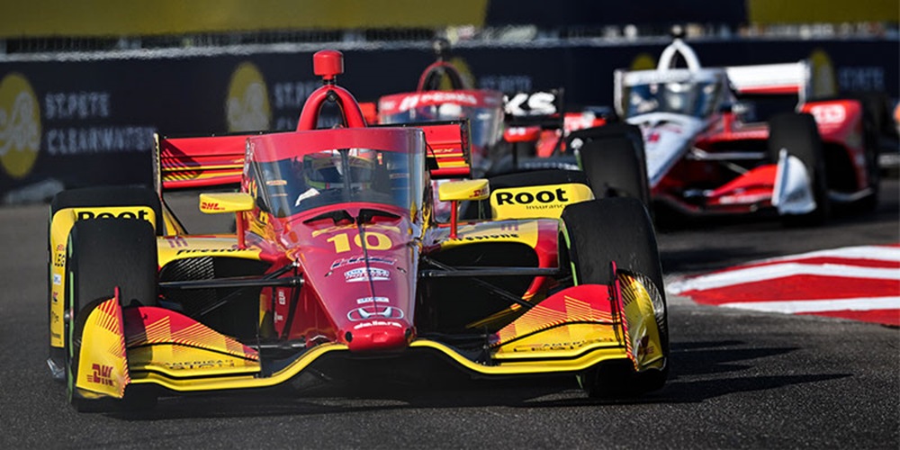 Alex Palou leads cars on track